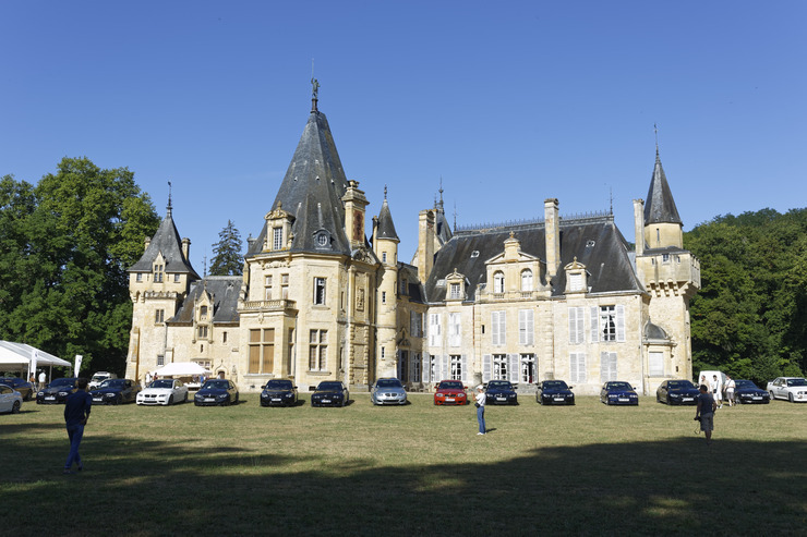 BMW M devant le château de Prye