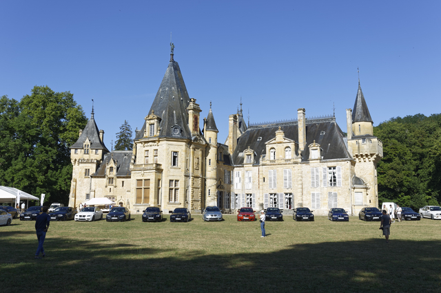 BMW M devant le château de Prye