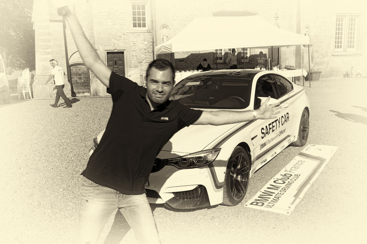 Totoshe (Anthony) devant la BMW M4 Safety Car