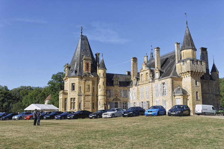 BMW M devant le château de Prye