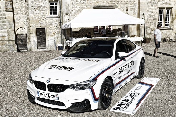BMW M4 Safety Car devant le château de Prye
