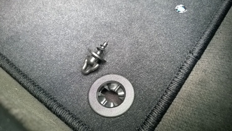Fixation BMW tapis velours
