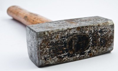 6755819-gros-marteau-avec-poignee-en-boi
