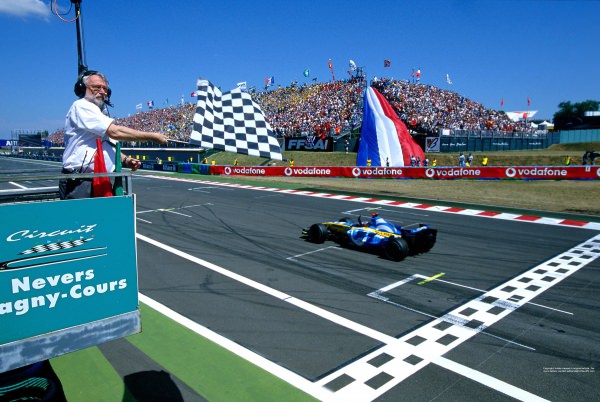 17-alonso_victory_france_2005_renault-60