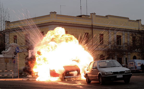 img-318583-5-explosion-voiture-warner-704939.jpg