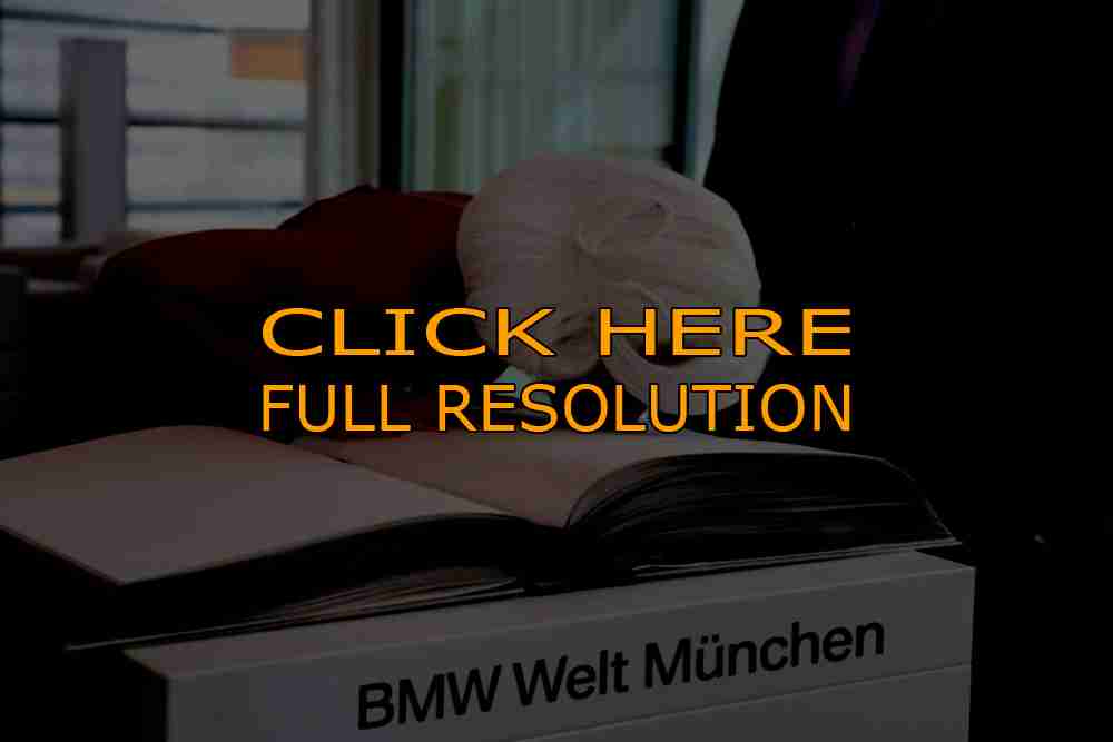 img-388061-1-Katy-Perry-signing-the-BMW-Welt-guessbook.jpg