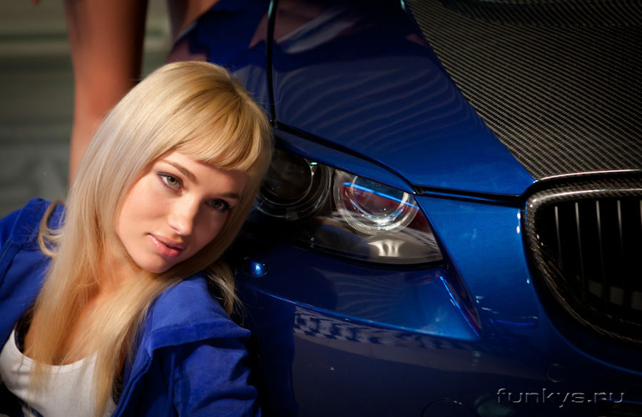 img-494795-2-2011-AvtoFotoBezumie-Tuning-Show-Tuned-Blue-Painted-BMW-Pretty-Girls-Headlight-view.jpg