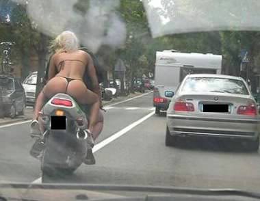 img-206011-2-funny_pictures_Bikini_Motorcycle.jpg