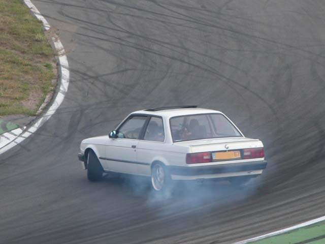 img-89929-7-bmwe30drift0li.jpg