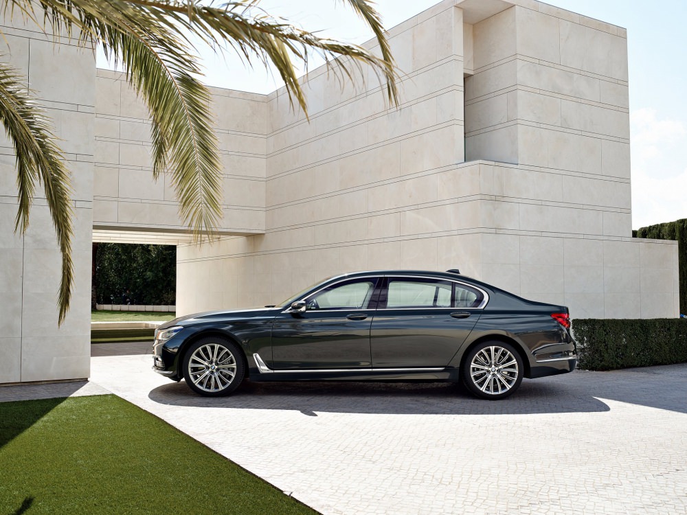P90218900_highRes_the-new-bmw-7-series.jpg