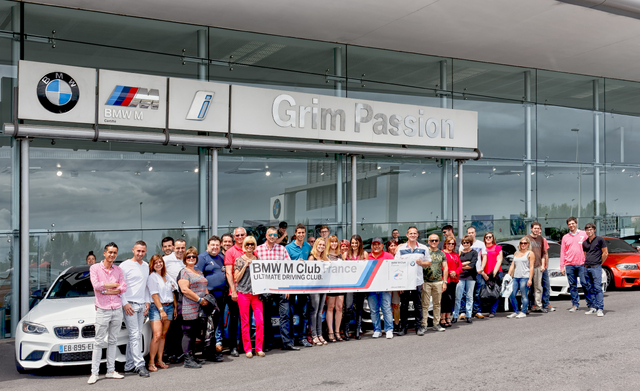 Photo de groupe devant la concession BMW Montpellier "GRIM Passion"