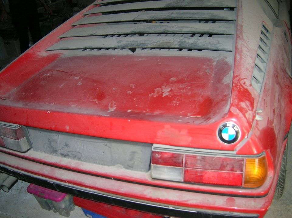 S8-insolite-une-bmw-m1-abandonnee-dans-un-garage-depuis-34-ans-393066.jpg