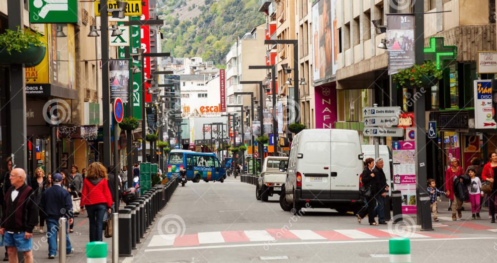 rues-avec-des-boutiques-en-la-vella-de-l-andorre-31258956.jpg