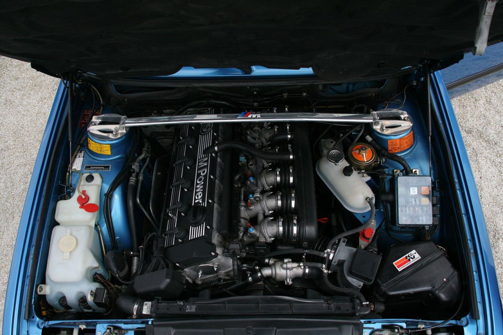 1280px-BMW_M5_E28_Minervablau_Motorraum.jpg
