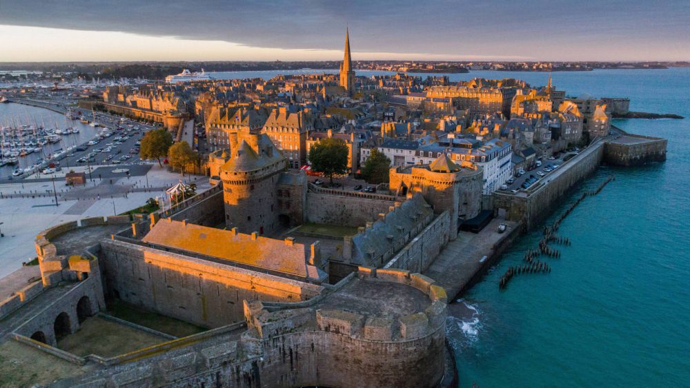 saint-malo-les-rues-plongees-dans-l-obscurite-apres-une-panne.jpg