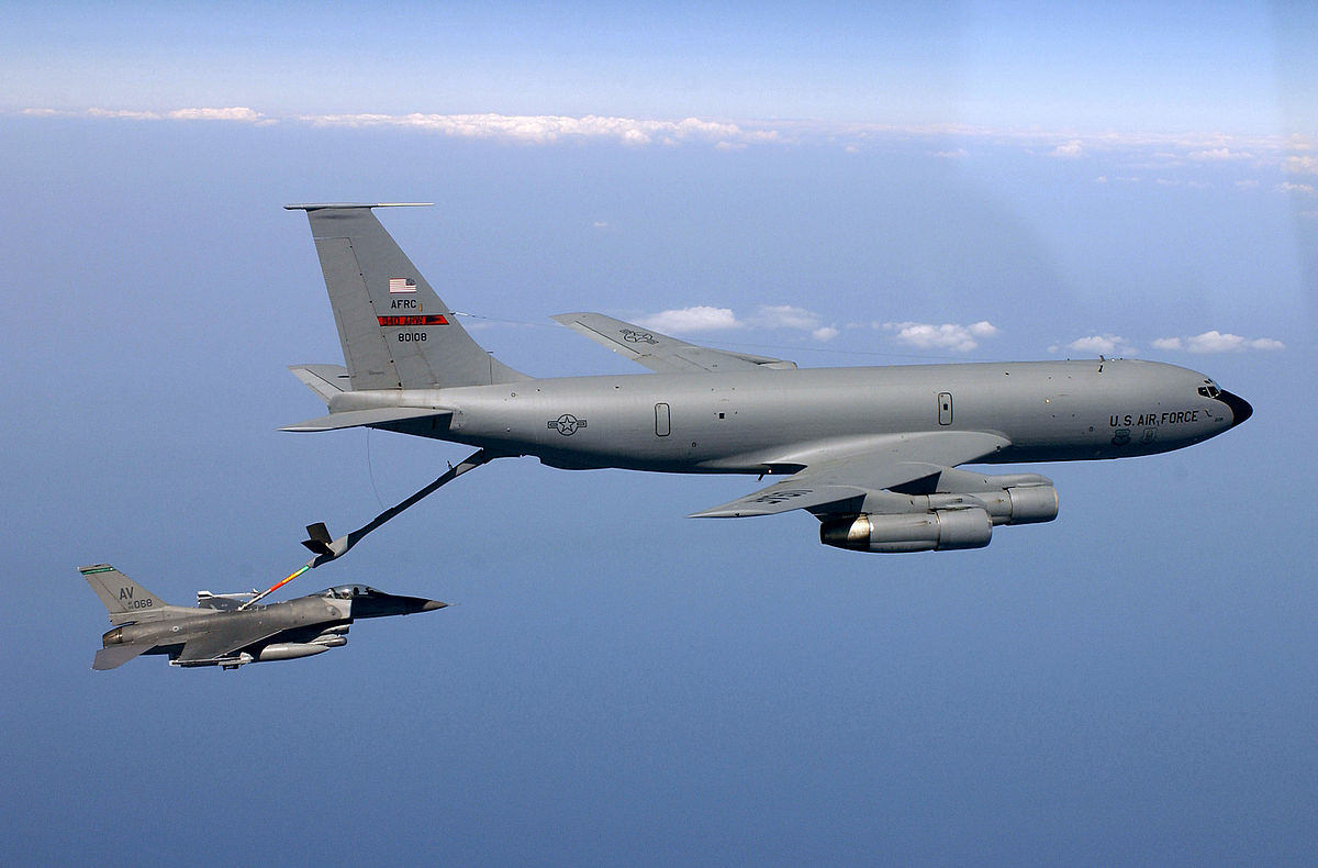 1200px-KC135_refueling.jpg.a9844a30238714a348377cb4a3553d5b.jpg