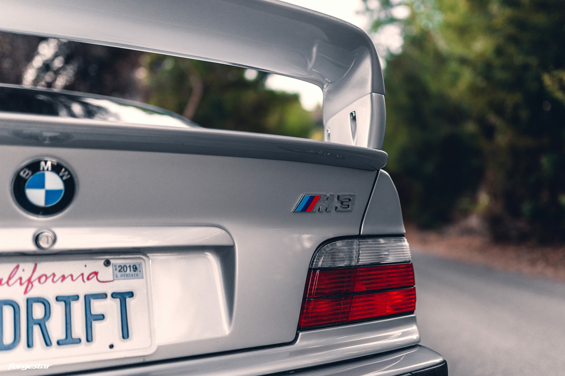 arctic-silver-metallic-bmw-e36-m3-lightweight-aftermarket-forgestar-wheels-q.jpg