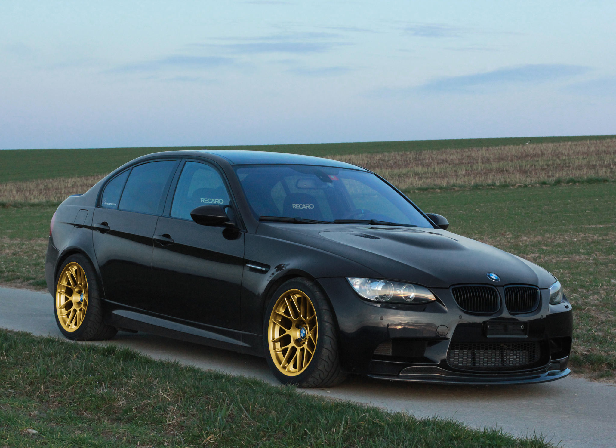 m3e90-color04.jpg