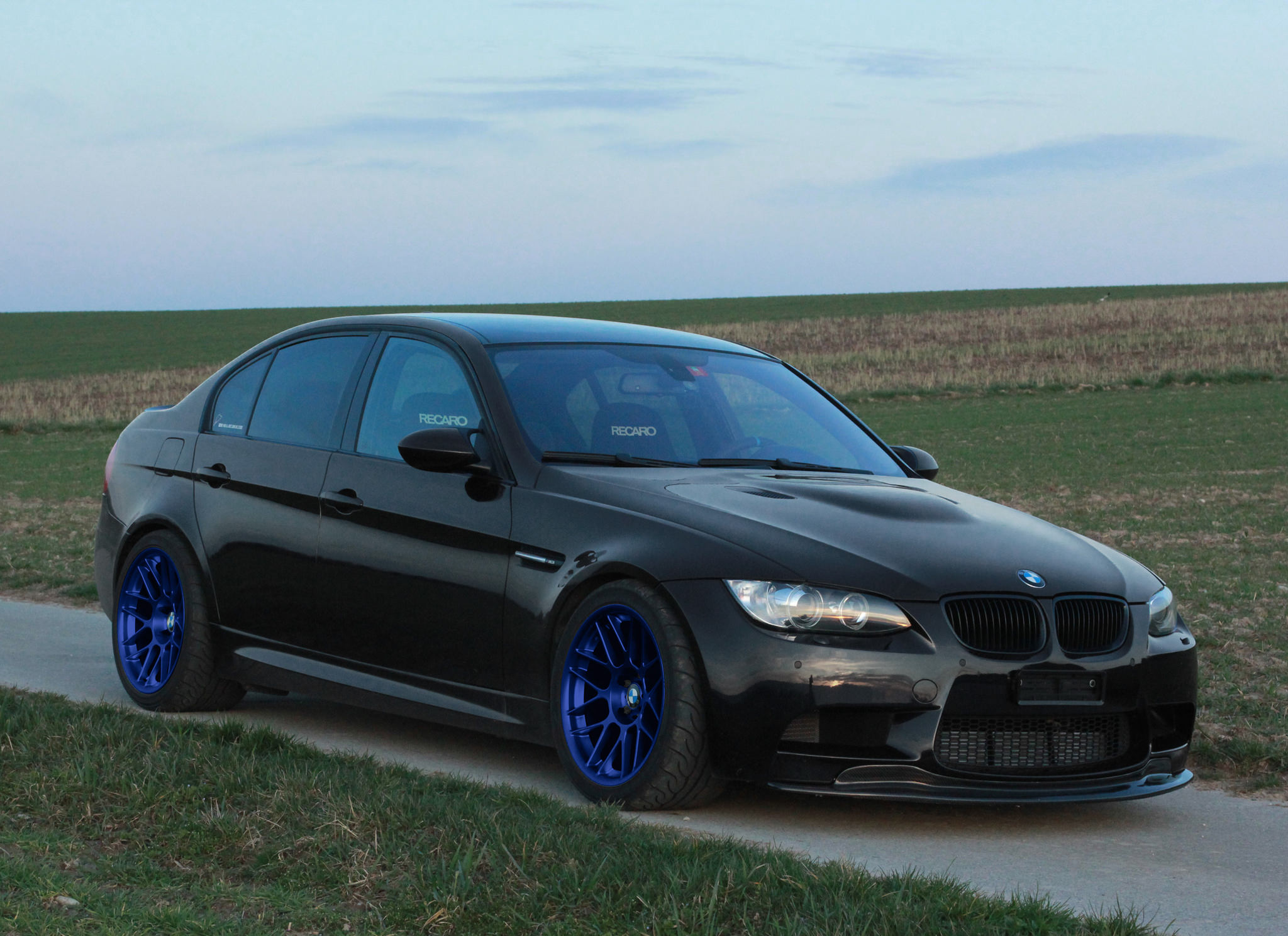 m3e90-color05.jpg