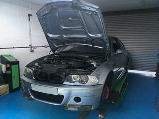 BMW-M3-CSL-From-SMG-to-Manual-4.jpg