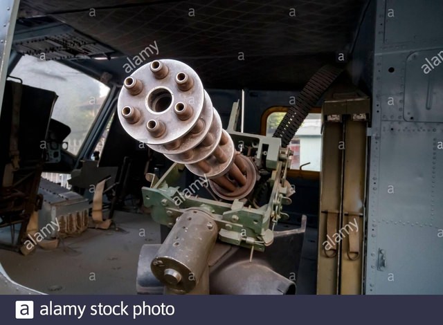 le-m134-minigun-six-canon-mitrailleuse-rotative-avec-un-taux-eleve-d-incendie-en-helicoptere-de-porte-2aew87b.jpg