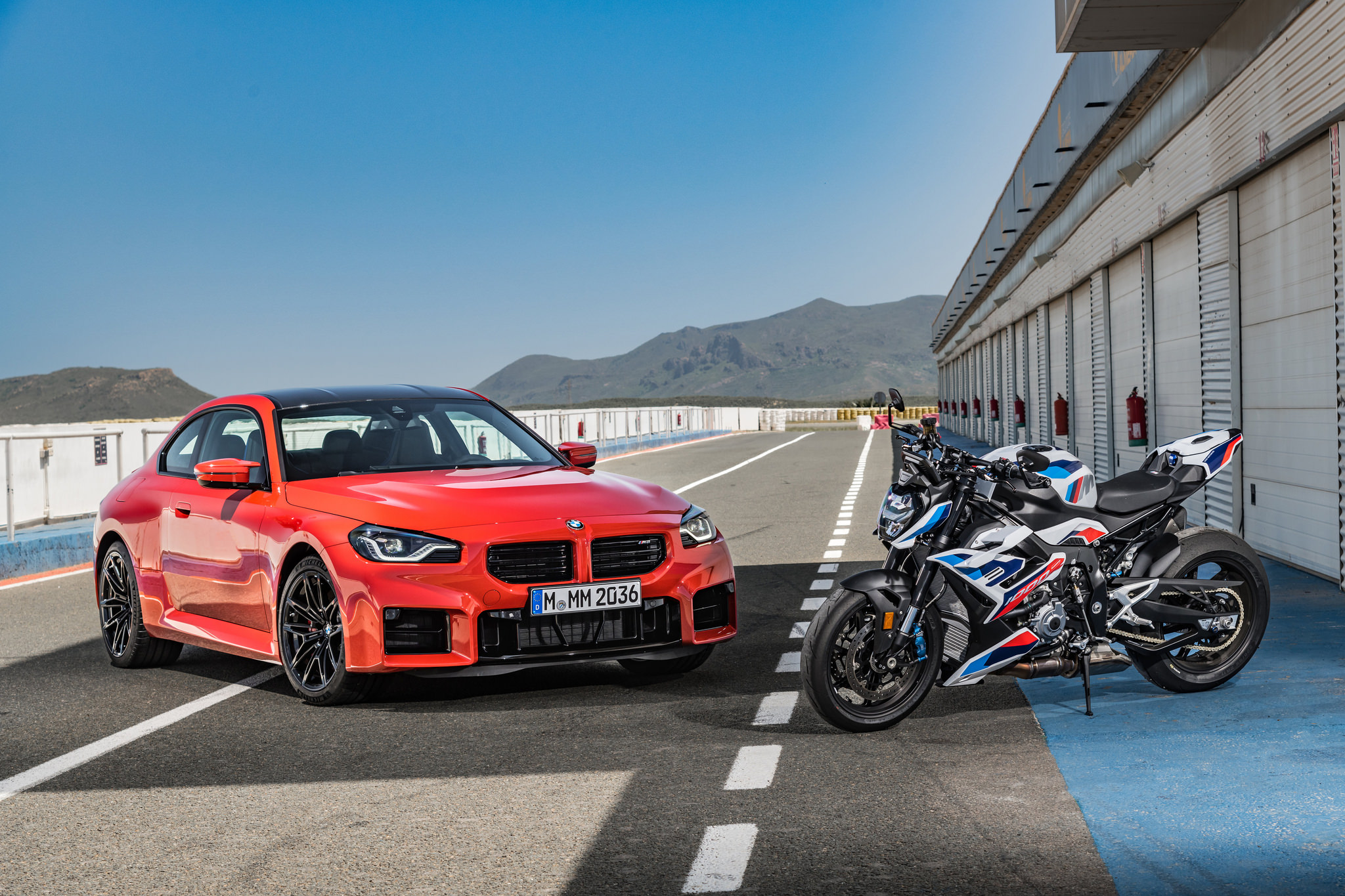 BMW M2 G87 et BMW M 1000 R