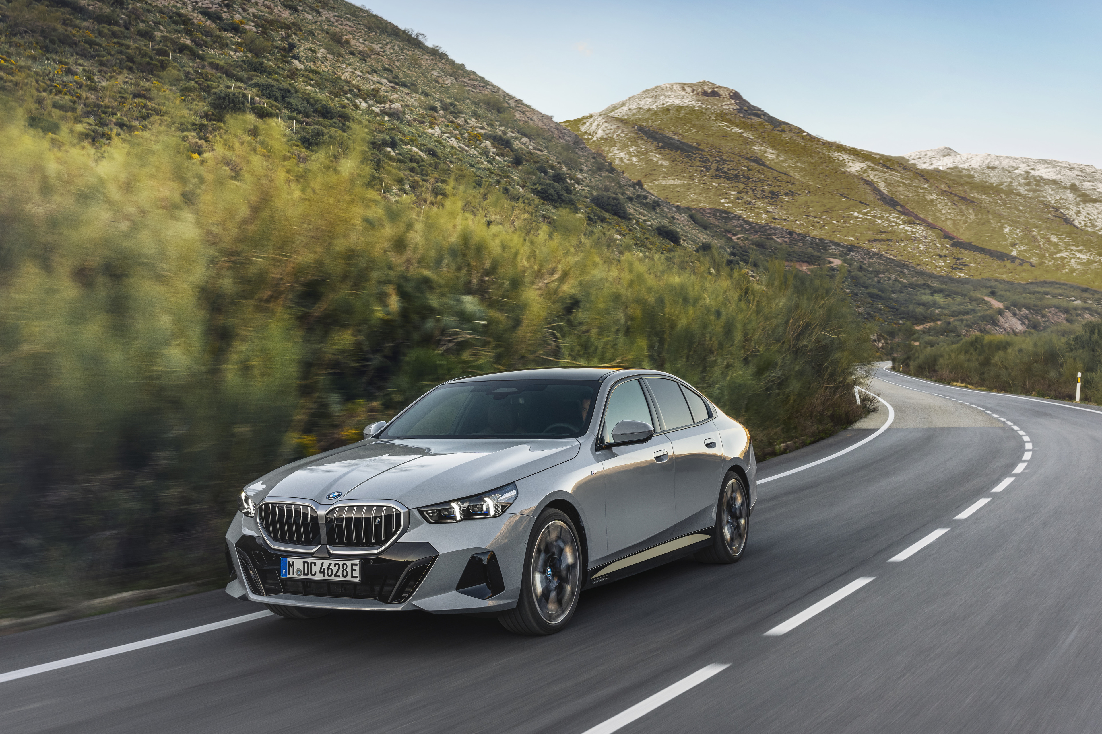 BMW i5 eDrive40 (G60) - Driving.