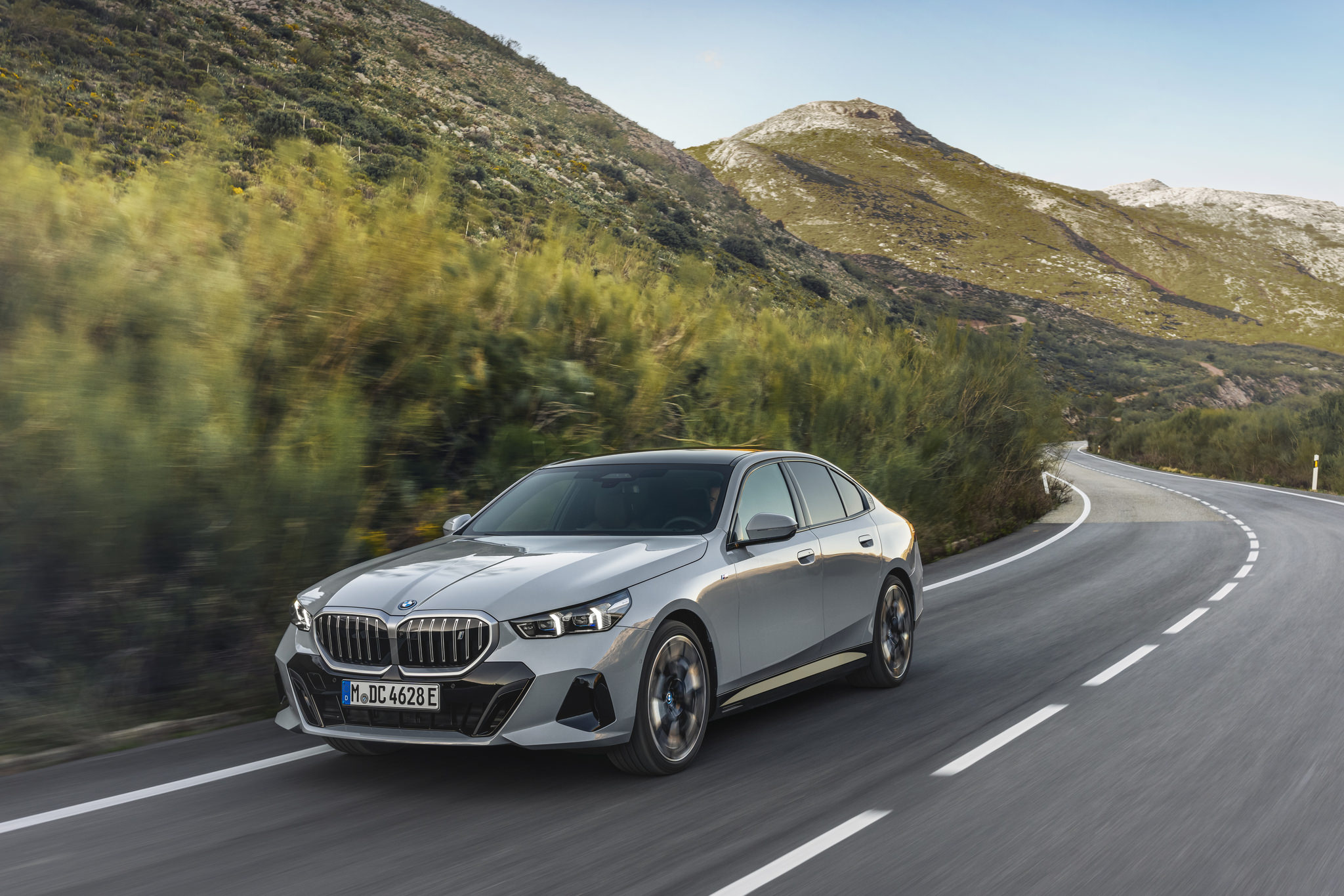 BMW i5 eDrive40 (G60) - Driving.