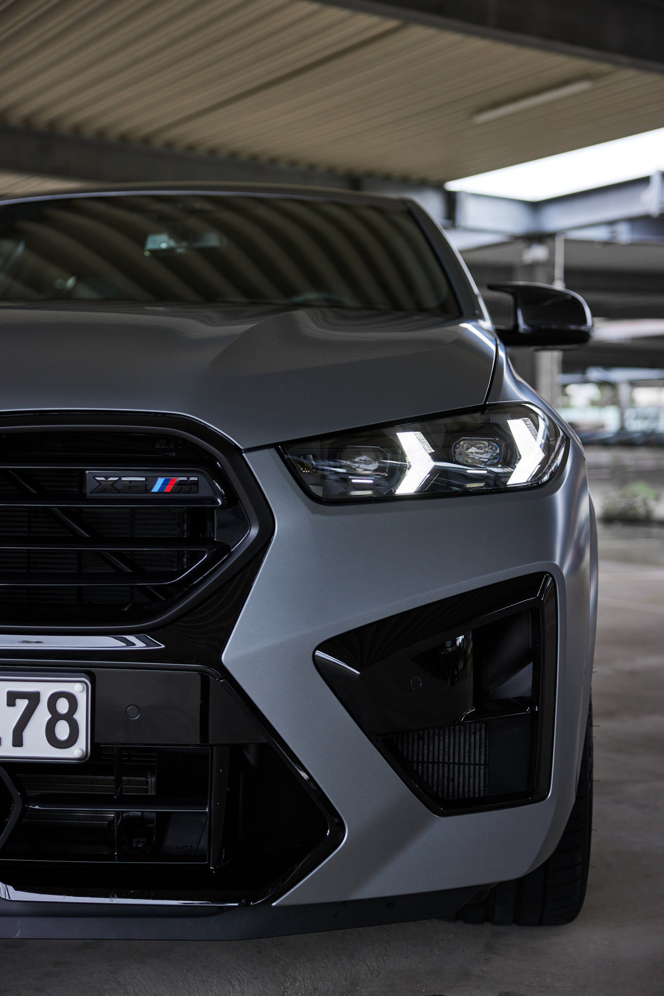BMW X6 M Competition F96 - Détails, sur le terrain.