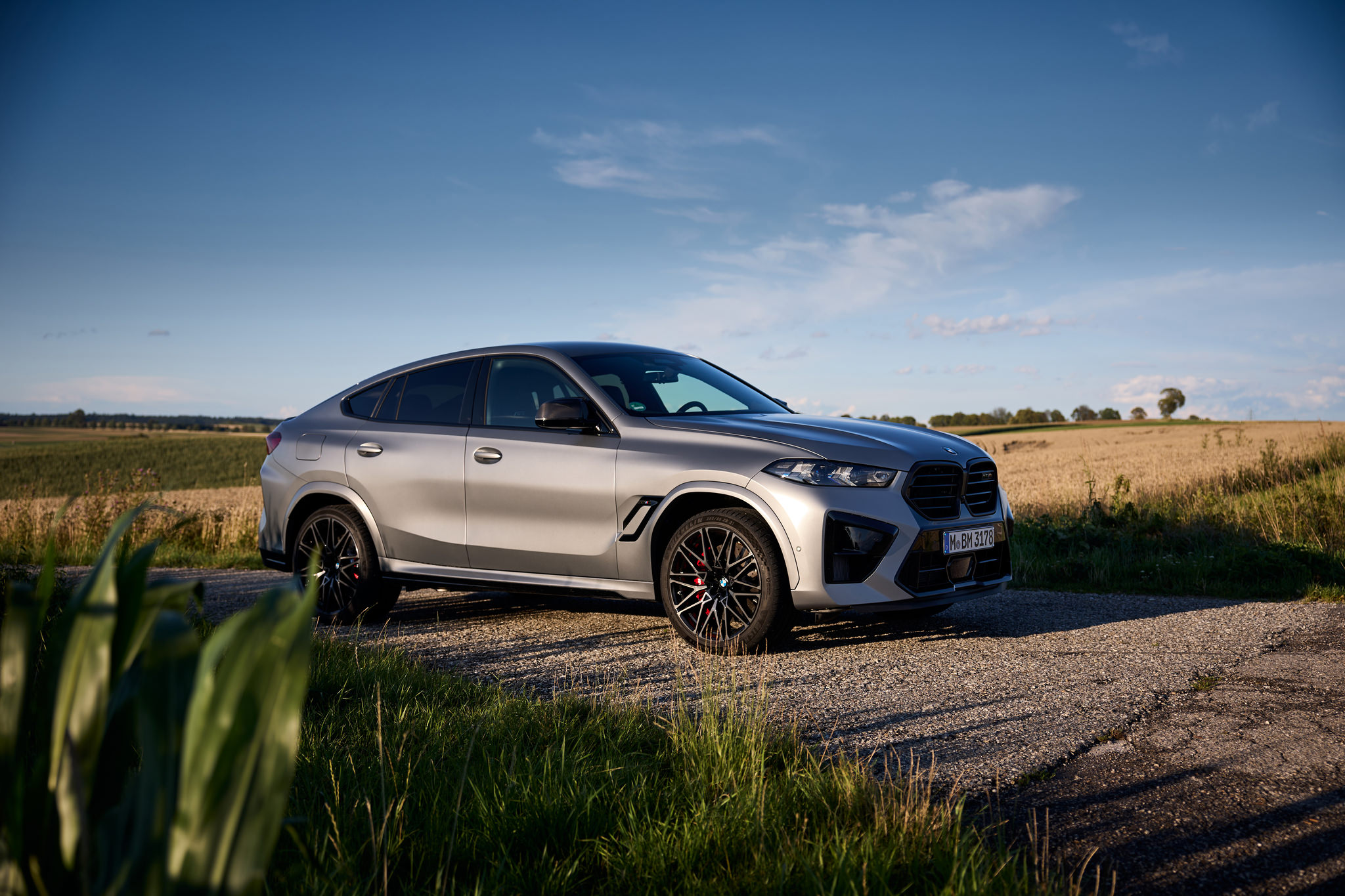 BMW X6 M Competition F96 - Statique, sur le terrain.
