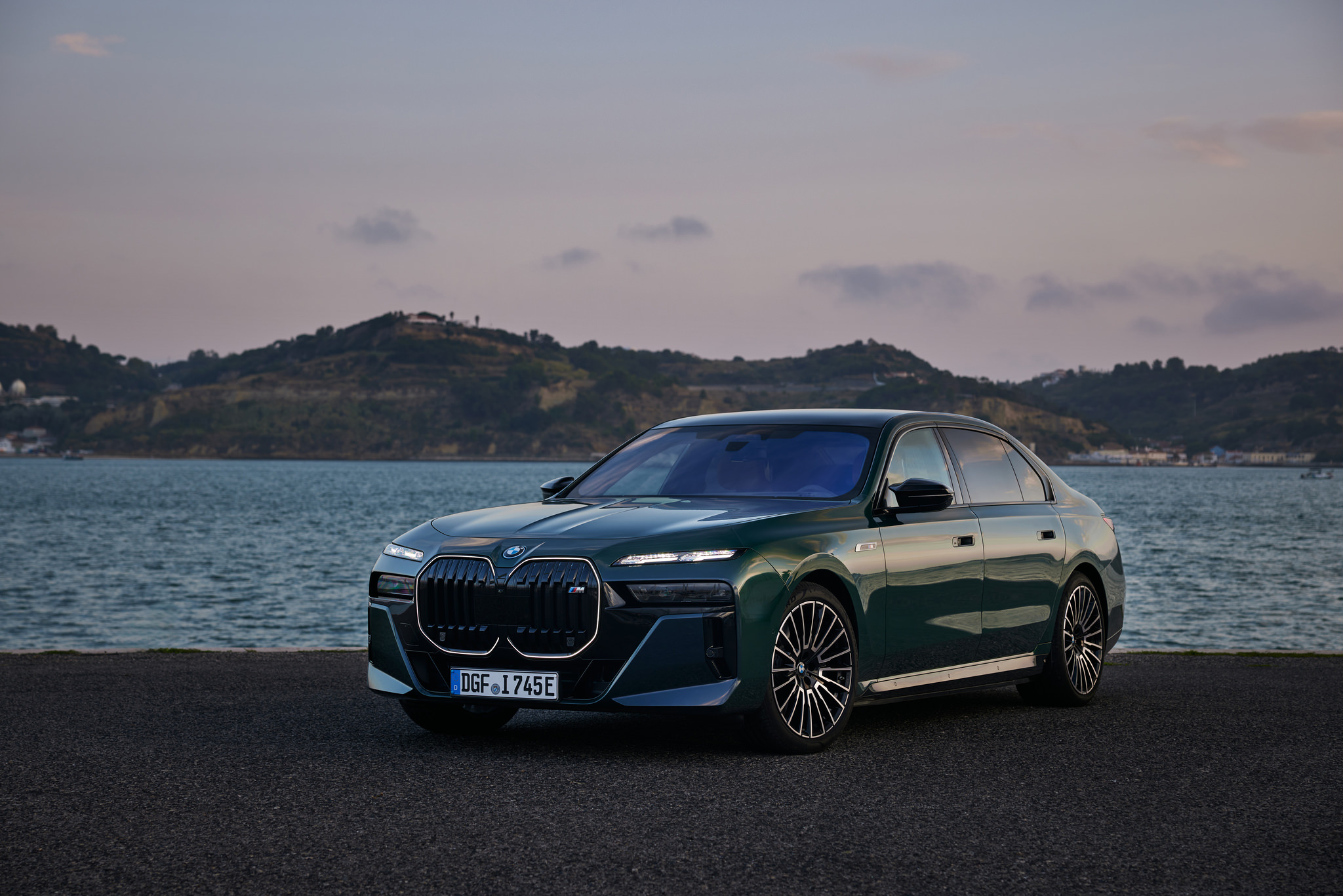 BMW i7 M70 xDrive G70 - Aurora Diamond Green